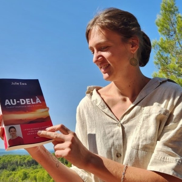 Julie Ewa : &laquo;&nbsp;je me suis mise en quête de preuves que je n’hallucinais pas&nbsp;&raquo;.